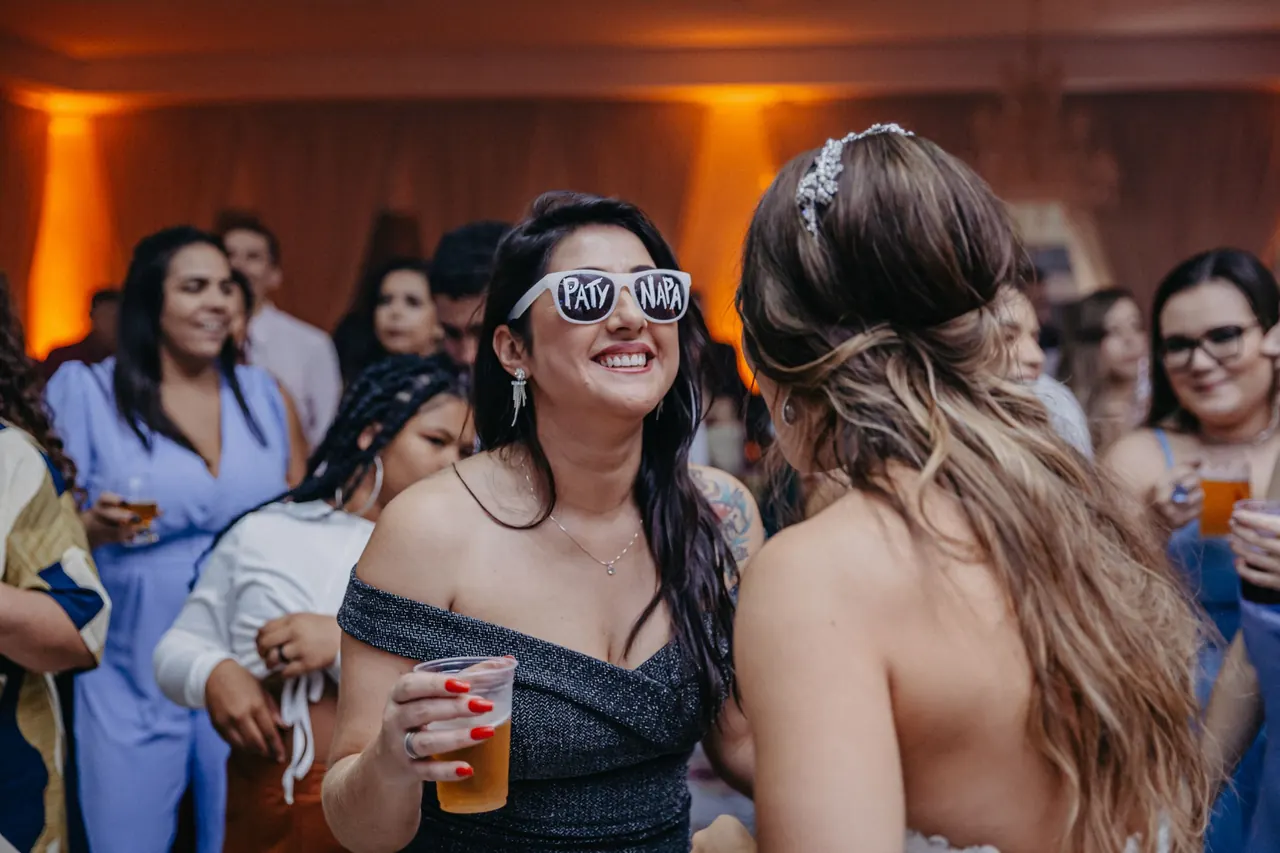 Invitados bailando y brindando en la fiesta de una boda