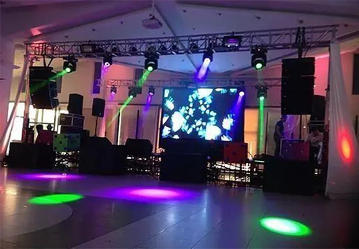 Pista de baile iluminada con focos LED y pantalla de escenario