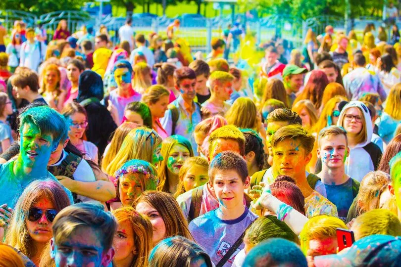 Público participando en una celebración al aire libre