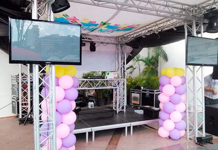 Escenario de evento montado con truss, tarima y pantallas