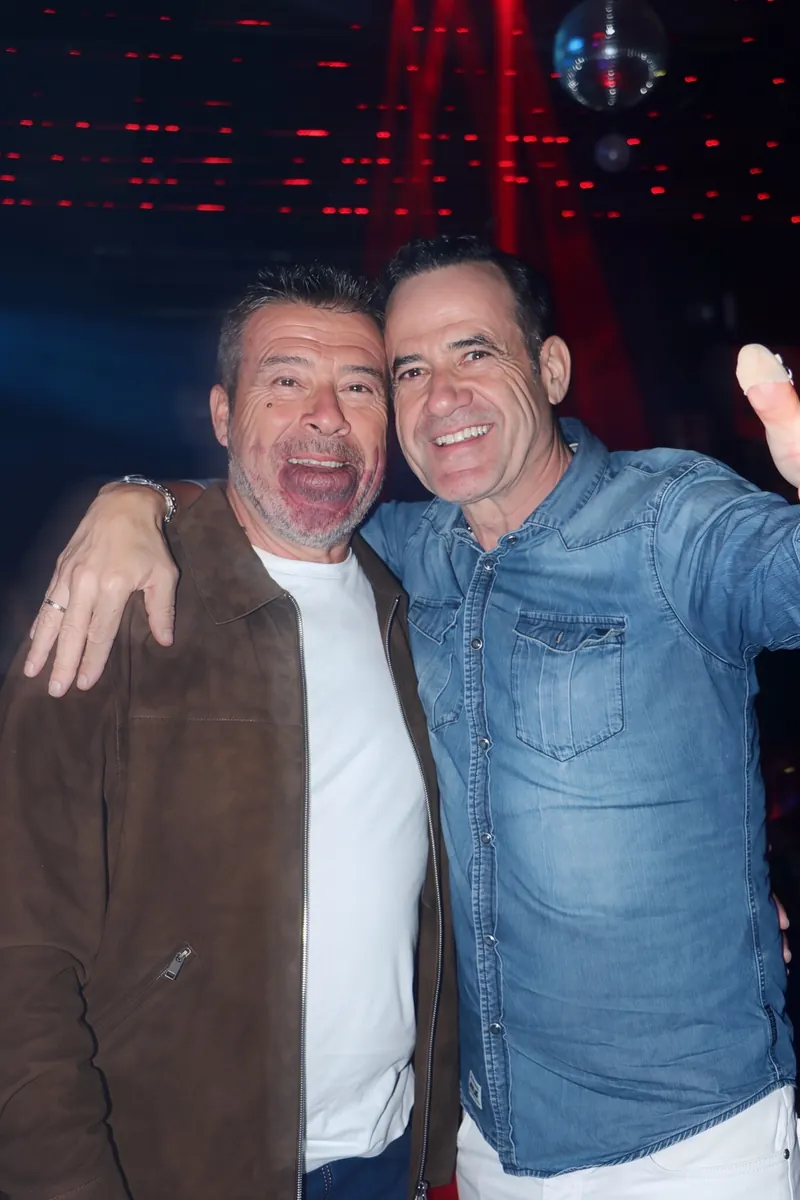 Dos asistentes sonriendo en la fiesta Feel The Vibes 90s