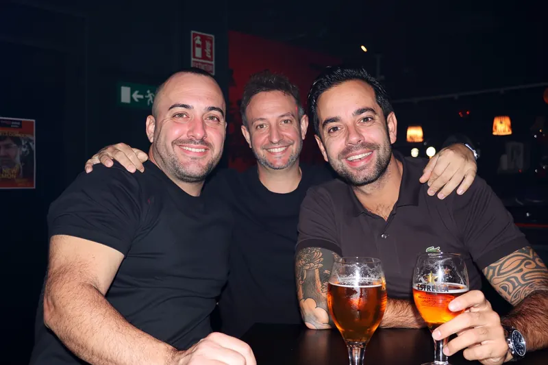 Tres amigos brindando con cerveza en Vade Música