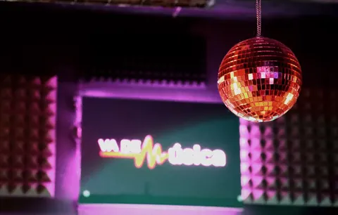 Rótulo de Vade Música con bola de espejos