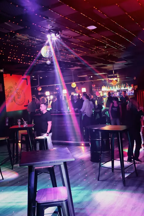 Sala de Vade Música con luces láser y público al fondo